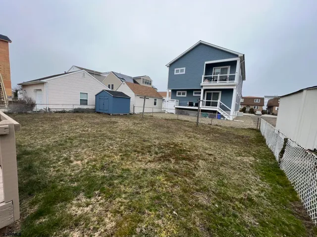 a view of a house with backyard