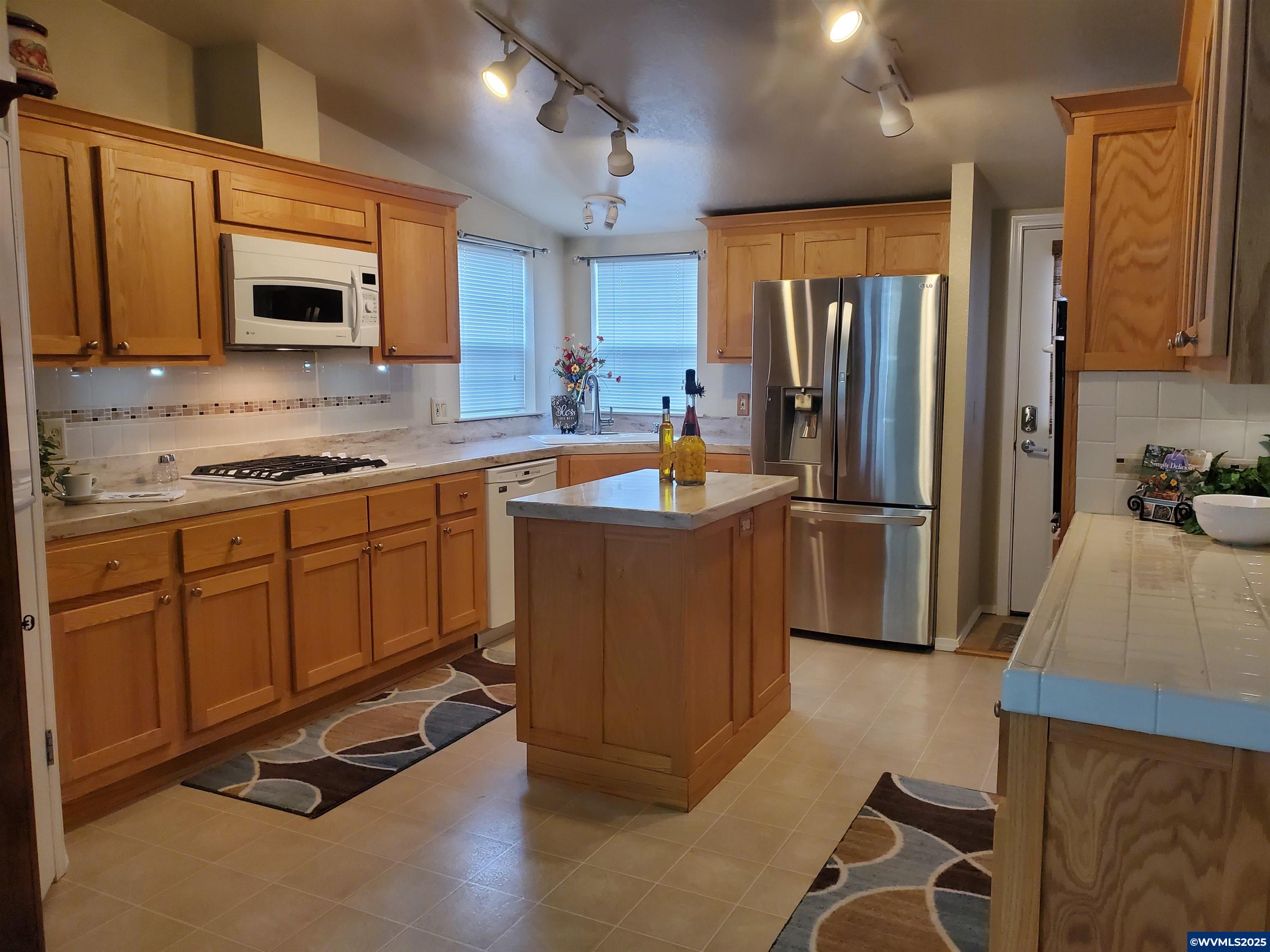 1050 West Maple Street Lebanon, OR 97355 - Photo 6 of 34 Gallery Image 6