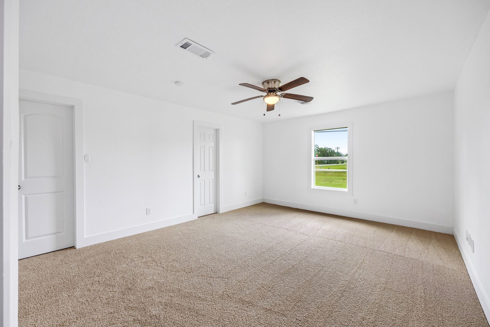 1214 Main Street Alvin, TX 77511 - Photo 16 of 26 an empty room with window and ceiling fan