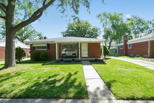 $338,000 | 512 Redwood Drive, Troy, MI 48083