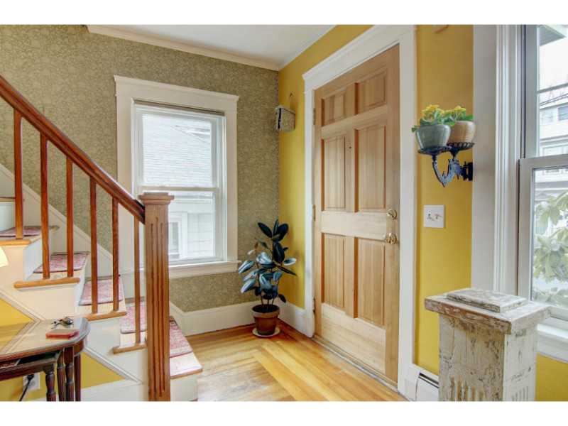98 Overhill Road Providence, RI 02906 - Photo 3 of 25 Entry.