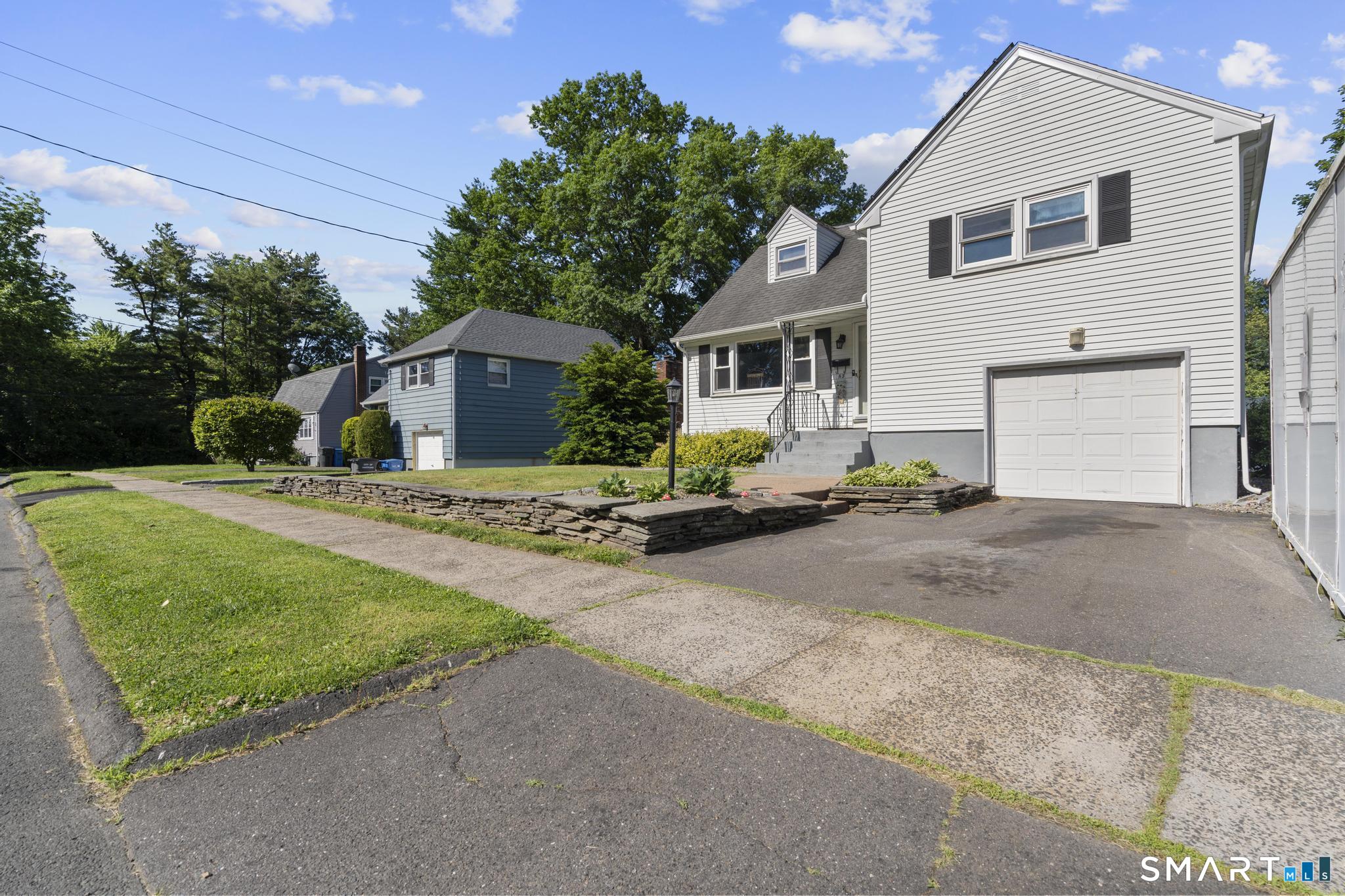 63 Bates Street Hartford, CT 06114 - Photo 3 of 37