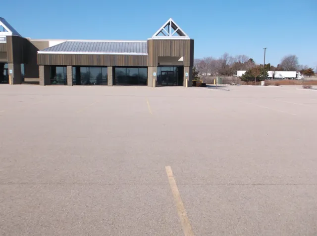 $2,000,000 | 2035 South Koeller Street, Oshkosh, WI 54902