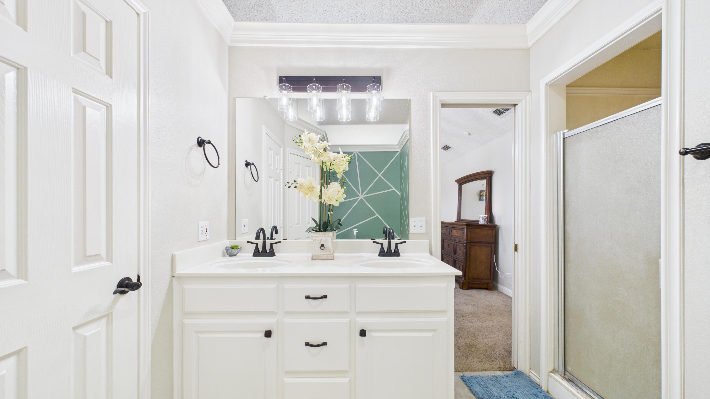 2909 146th Street Lubbock, TX 79423 - Photo 39 of 76 2909-146th-St_Lubbock-TX_47_Primary-Bath