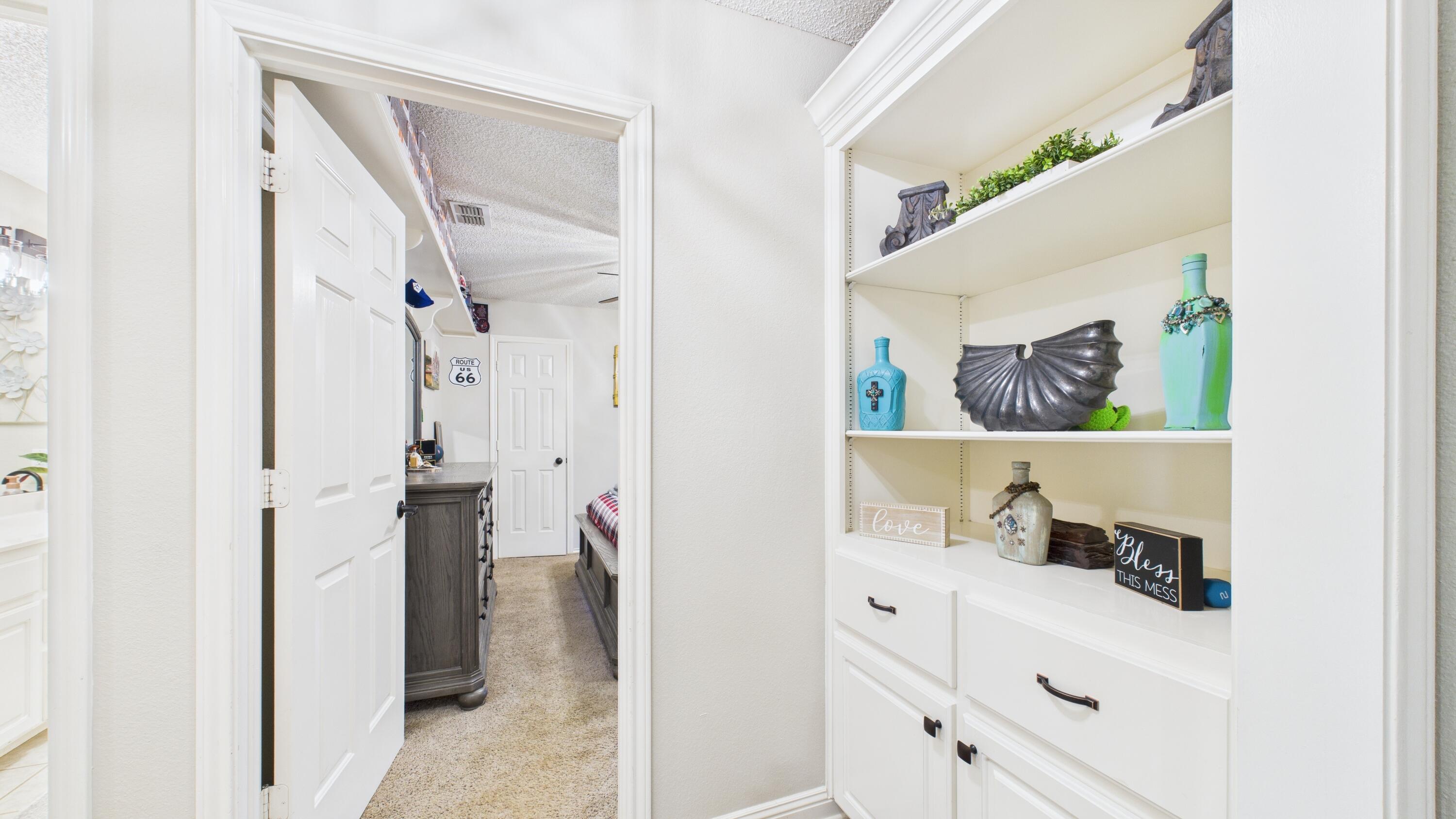 2909 146th Street Lubbock, TX 79423 - Photo 42 of 76 2909-146th-St_Lubbock-TX_50_Hallway