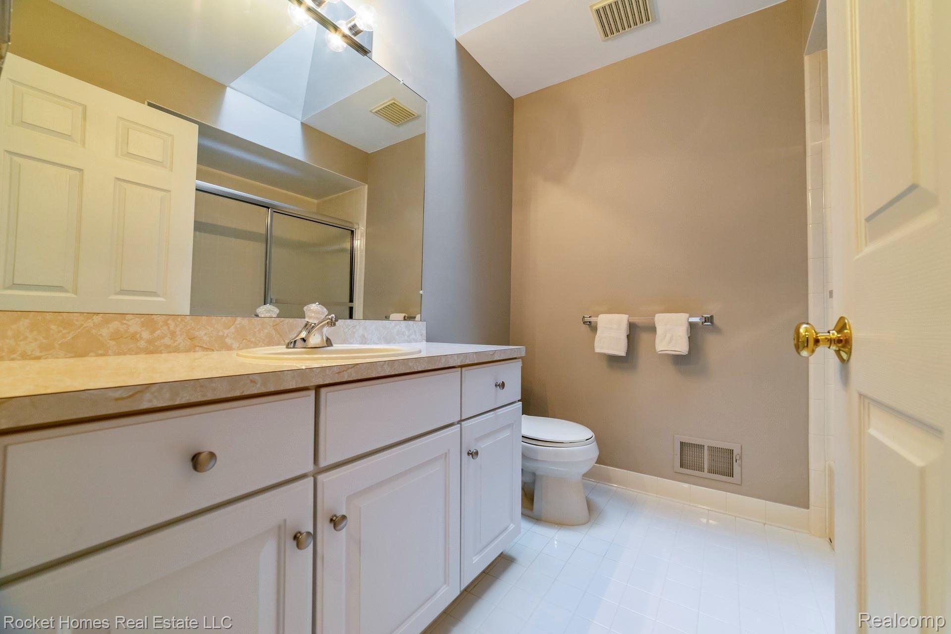 2738 Santia Road Troy, MI 48085 - Photo 31 of 43 030-photo-bathroom-7251899.jpg