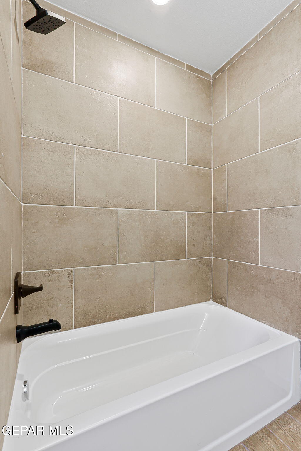 3428 Itasca Street El Paso, TX 79936 - Photo 28 of 34 a bathroom with a bathtub