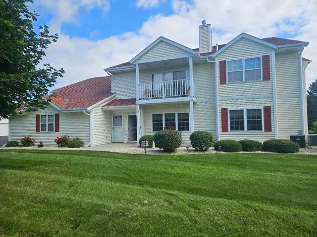 $272,500 | 720 Wood River Court, Unit 4, West Bend, WI 53095