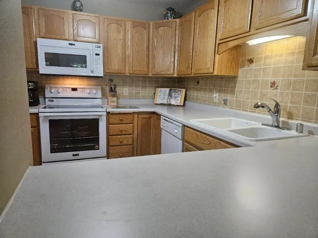 $272,500 | 720 Wood River Court, Unit 4, West Bend, WI 53095