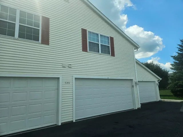 $272,500 | 720 Wood River Court, Unit 4, West Bend, WI 53095