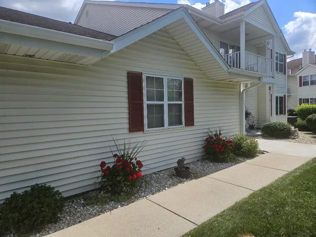 $272,500 | 720 Wood River Court, Unit 4, West Bend, WI 53095