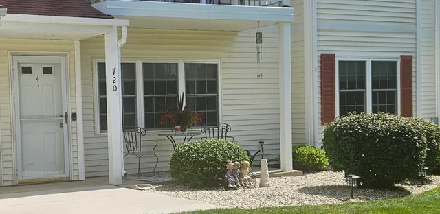 $272,500 | 720 Wood River Court, Unit 4, West Bend, WI 53095