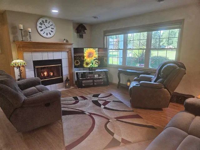 $272,500 | 720 Wood River Court, Unit 4, West Bend, WI 53095