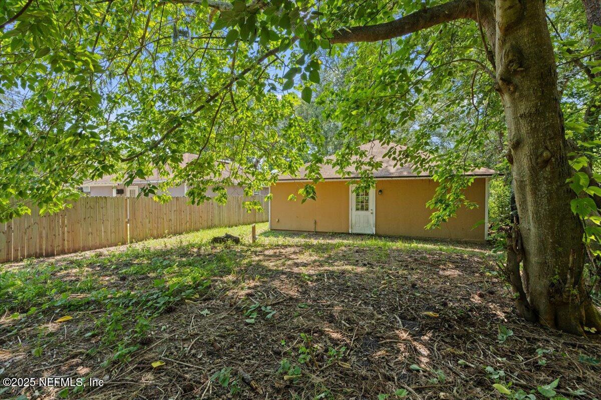 4527 Clairmont Road Jacksonville, FL 32207 - Photo 28 of 31 a backyard of a house with a yard and tree