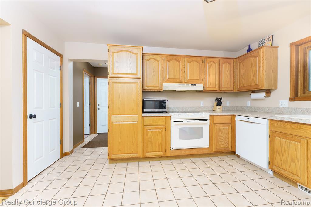 9376 Chambers Road Pinckney, MI 48169 - Photo 9 of 31