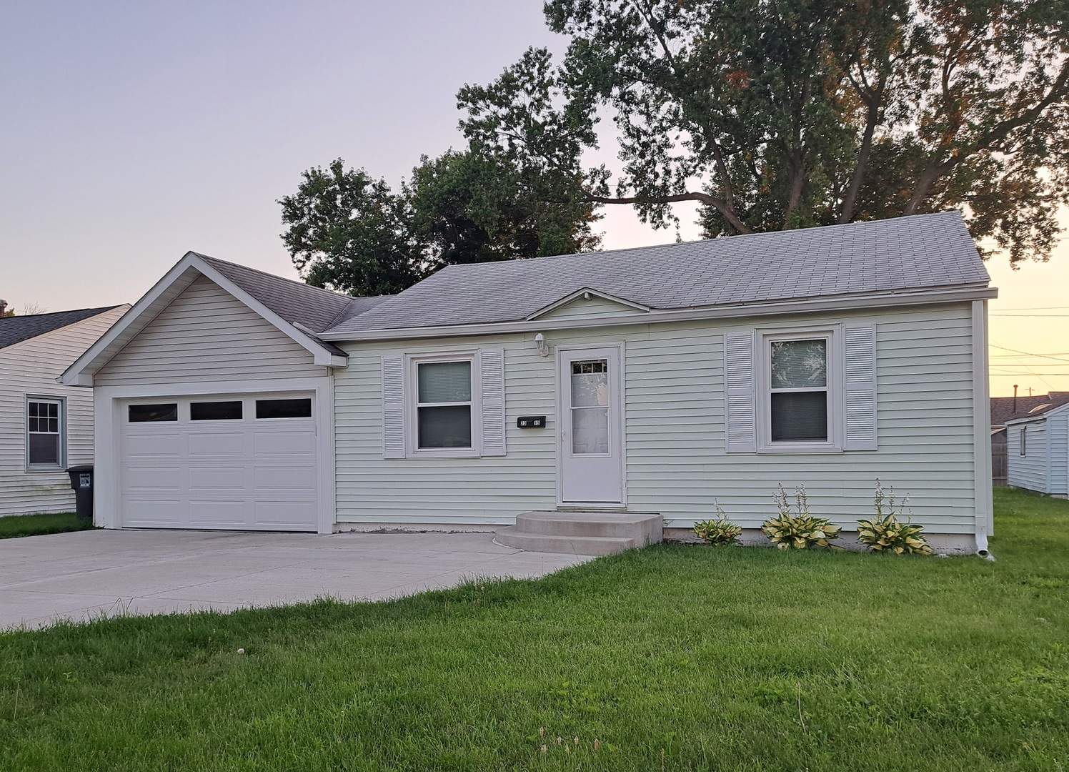 2315 48th Street Moline, IL 61265 - Photo 2 of 14