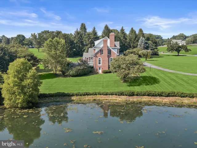 a black and white photo of a room