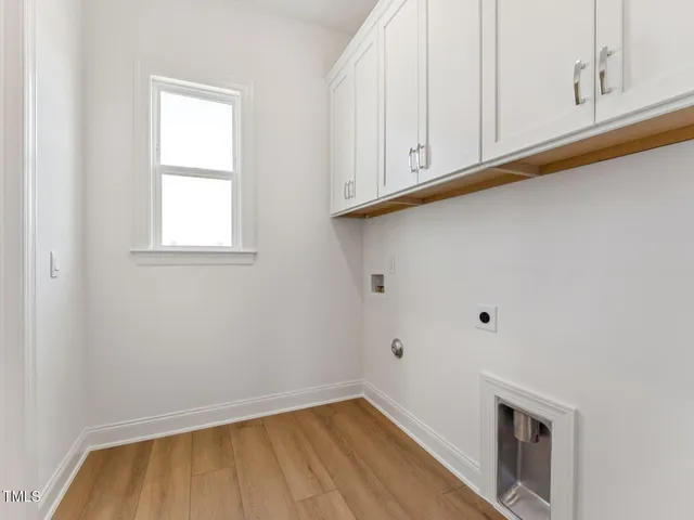 a view of empty room with window