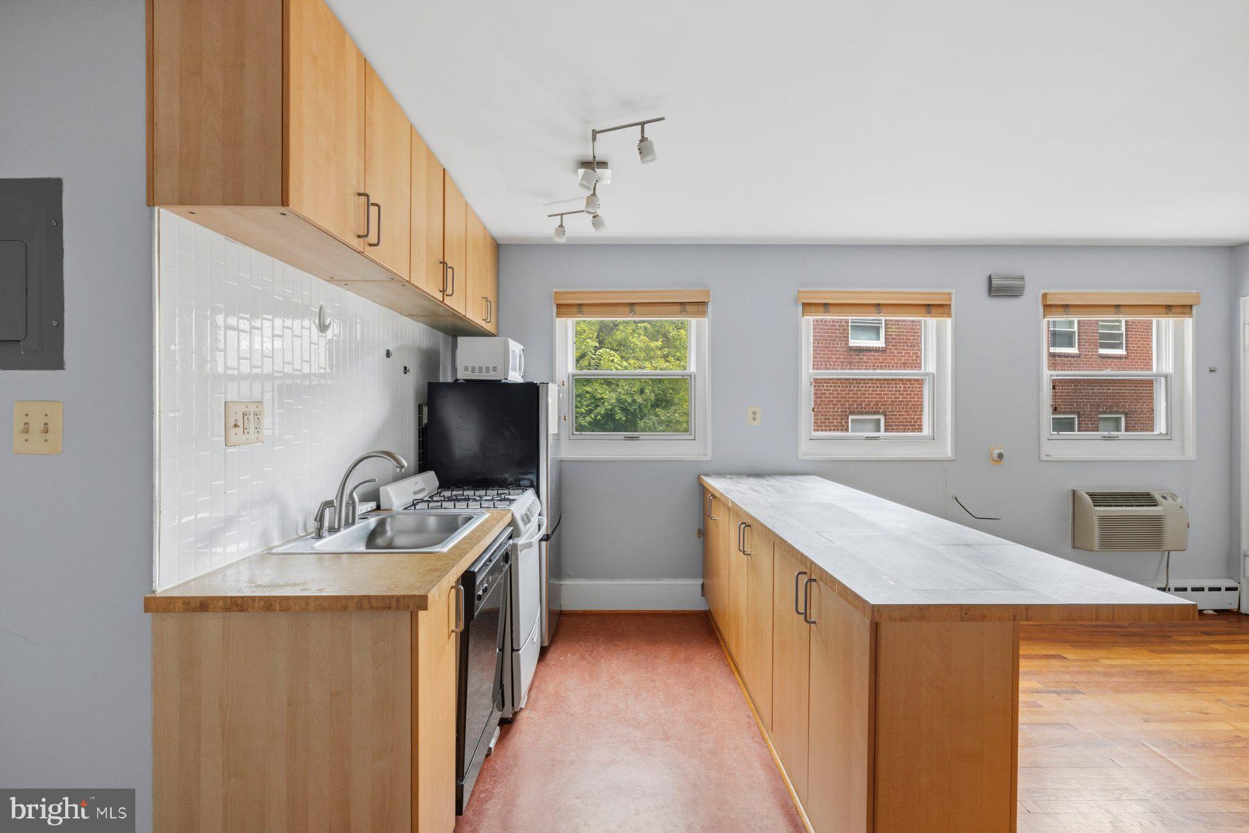 4595 MacArthur Boulevard Northwest, Unit 4 Washington, DC 20007 - Photo 13 of 34