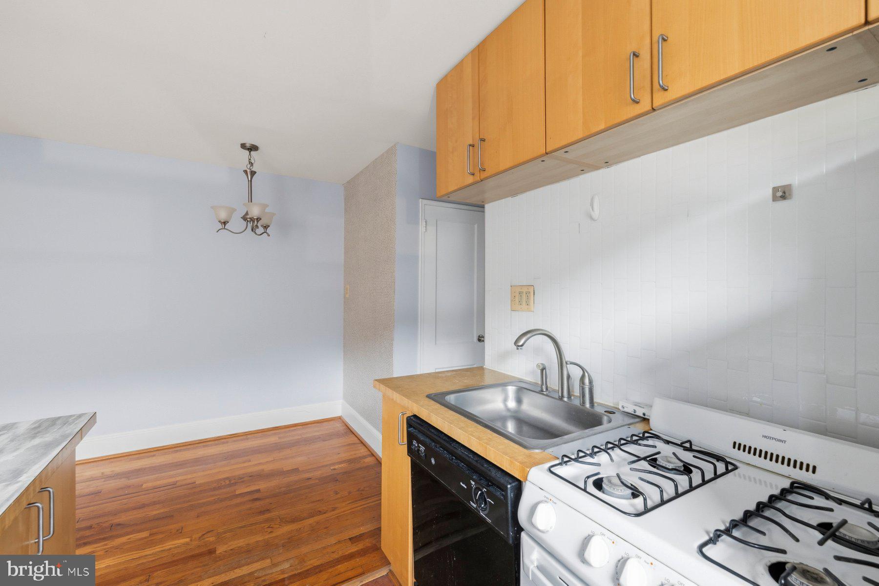 4595 MacArthur Boulevard Northwest, Unit 4 Washington, DC 20007 - Photo 15 of 34