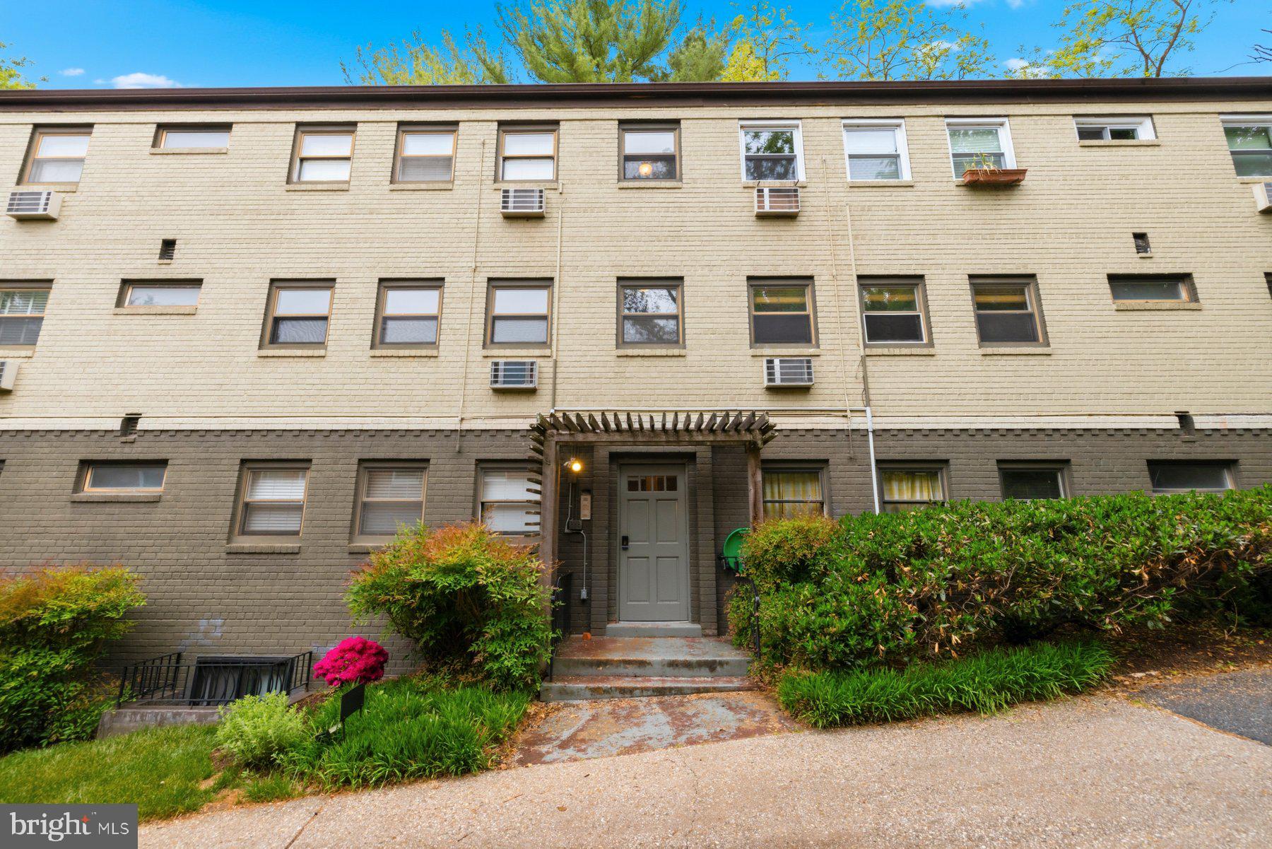 4595 MacArthur Boulevard Northwest, Unit 4 Washington, DC 20007 - Photo 23 of 34