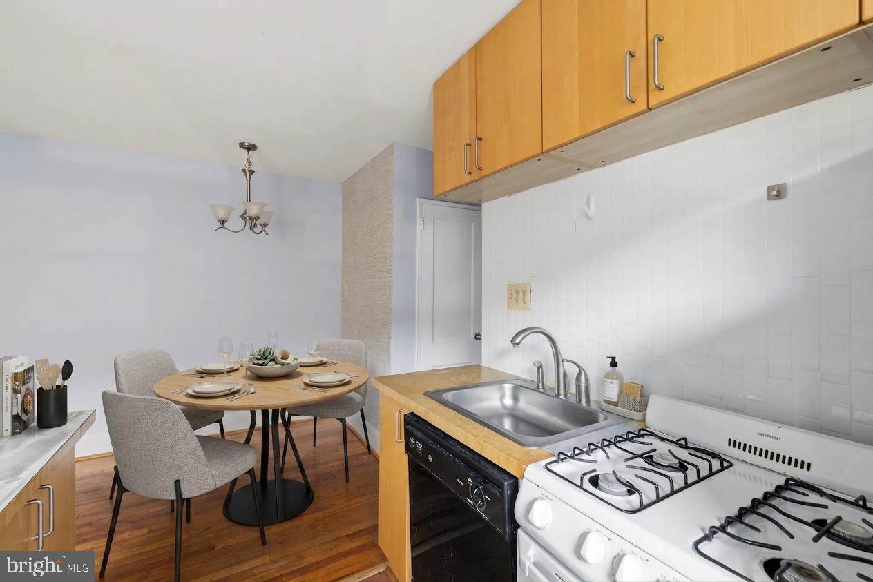 4595 MacArthur Boulevard Northwest, Unit 4 Washington, DC 20007 - Photo 3 of 34