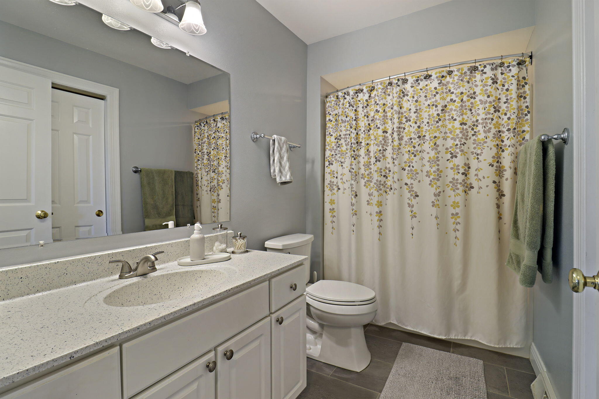 5103 24th Place Kenosha, WI 53144 - Photo 18 of 32 Main Bath