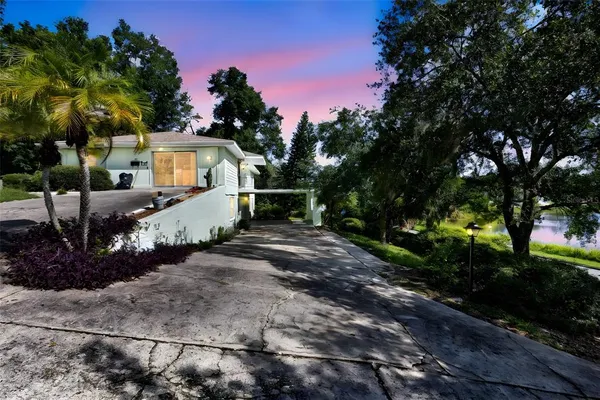 a view of a house with backyard and garden