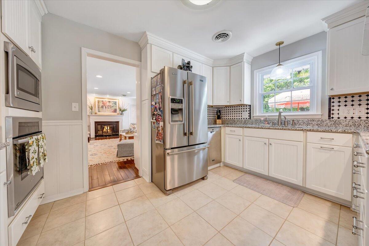 5249 Falcon Ridge Road Roanoke, VA 24018 - Photo 20 of 58 a kitchen with granite countertop a refrigerator and a sink