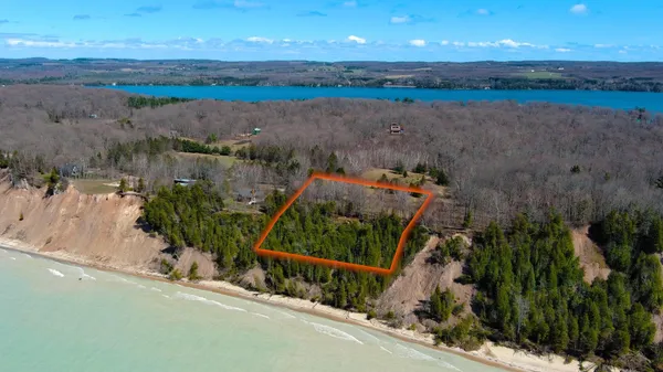 $1,395,000 | North Manitou Trail, Leland, MI 49654