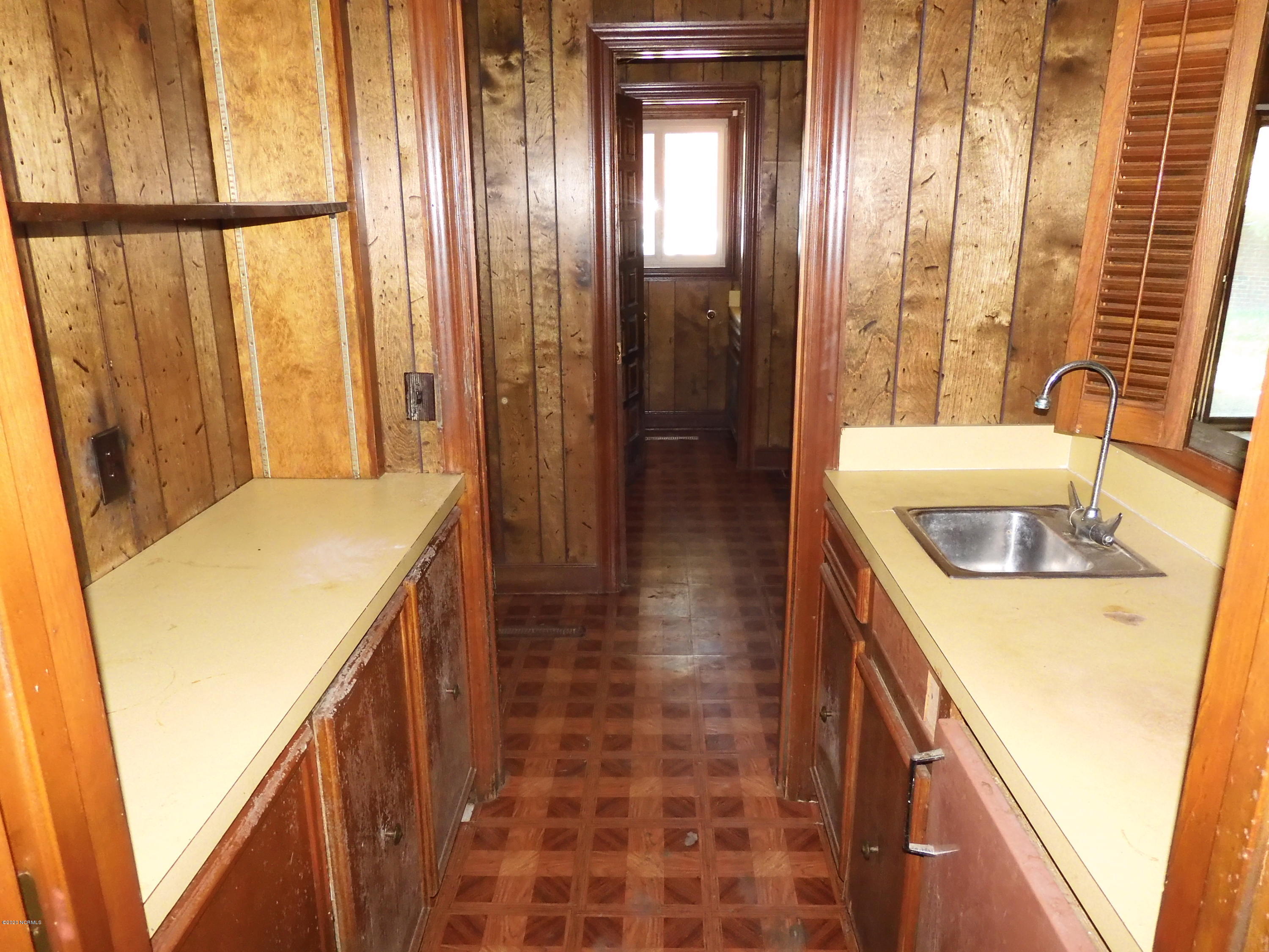 2800 Hodges Road Kinston, NC 28504 - Photo 17 of 23 WET BAR