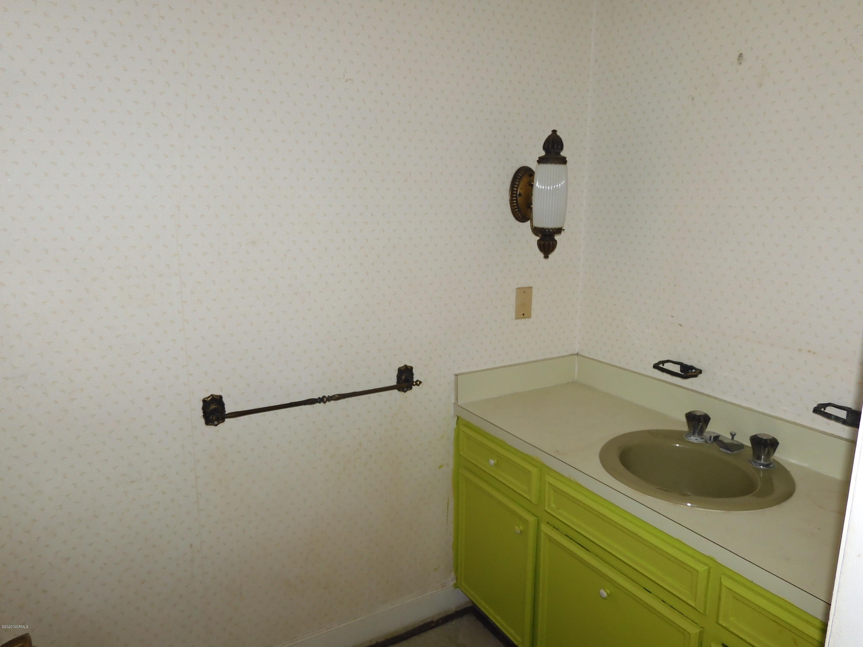 2800 Hodges Road Kinston, NC 28504 - Photo 21 of 23 2ND BATHROOM