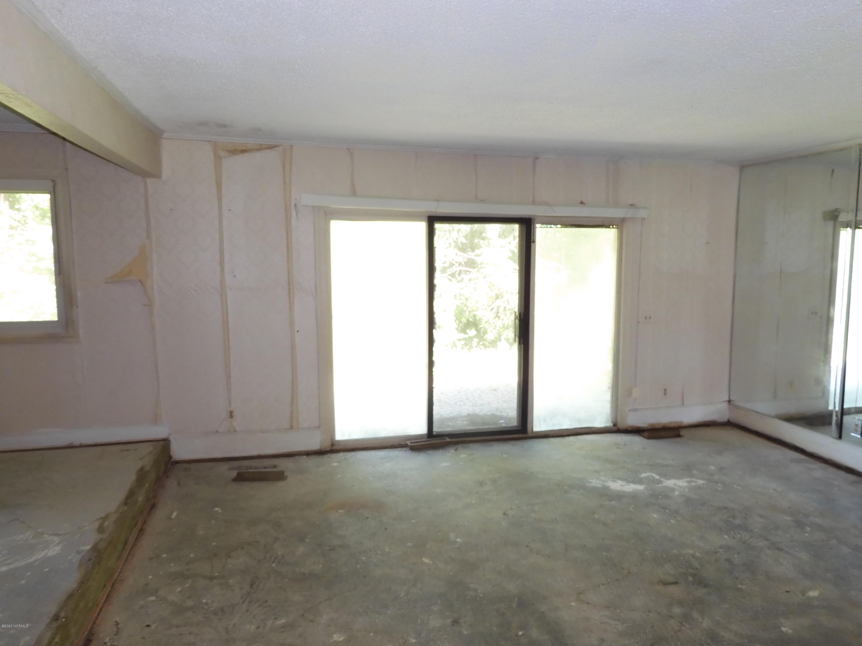 2800 Hodges Road Kinston, NC 28504 - Photo 3 of 23 LIVING ROOM