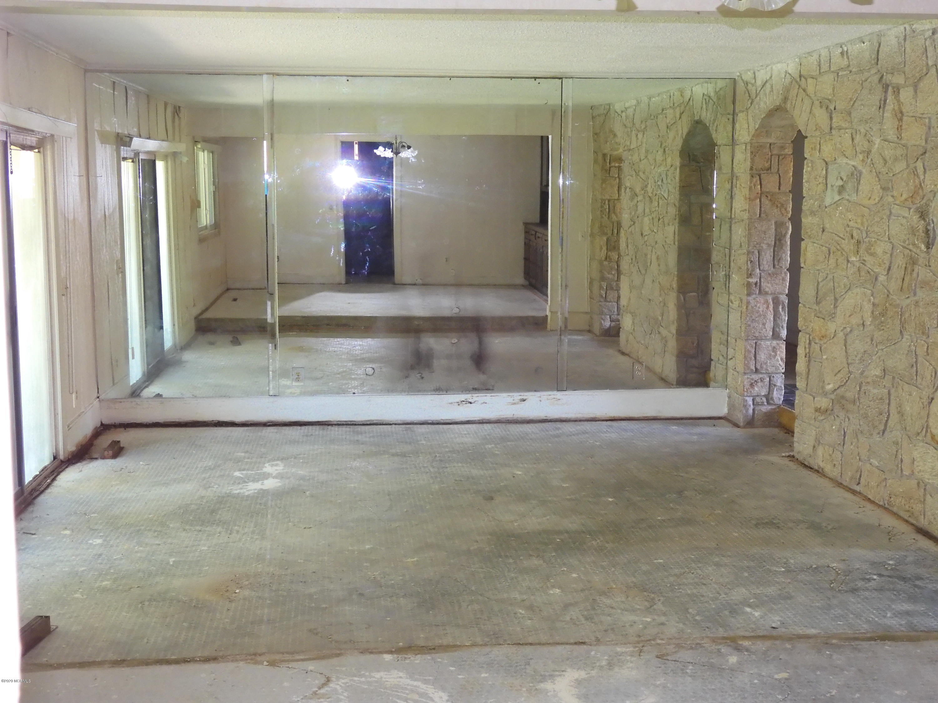 2800 Hodges Road Kinston, NC 28504 - Photo 4 of 23 LIVING ROOM