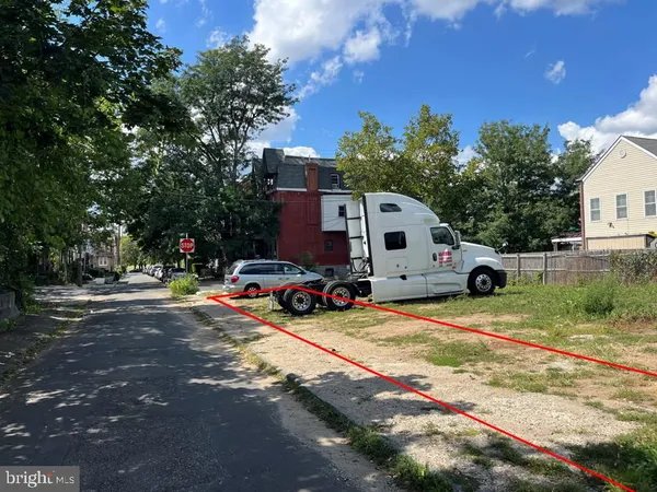 a view of a house with backyard and a tree