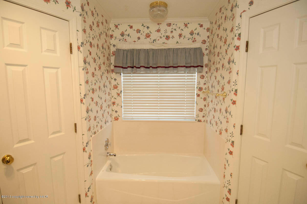 5402 Leo Lane Amarillo, TX 79110 - Photo 19 of 37 a bathroom with a shower and a bathtub