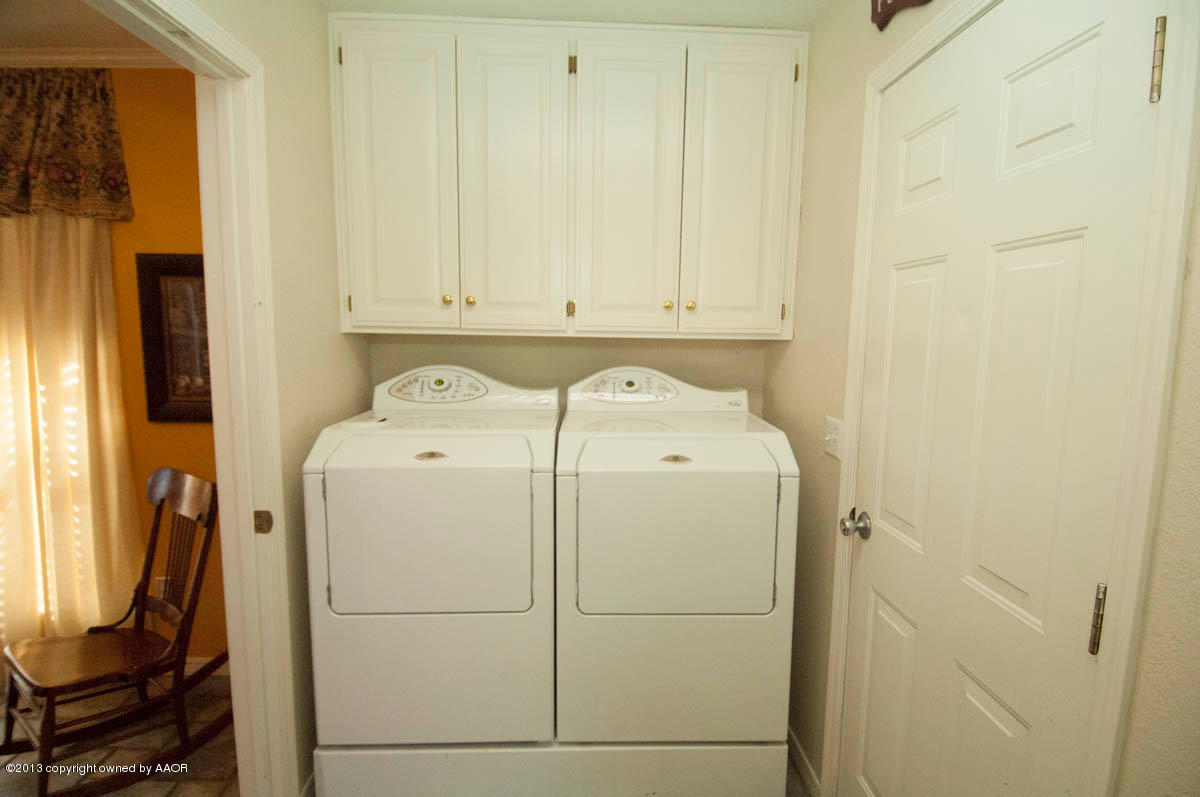 5402 Leo Lane Amarillo, TX 79110 - Photo 28 of 37 a utility room with dryer and washer