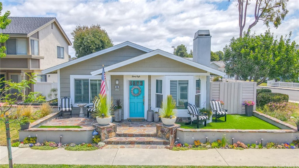 38 Racing Wind Irvine, CA 92614 - Photo 5 of 56 a front view of a house with garden