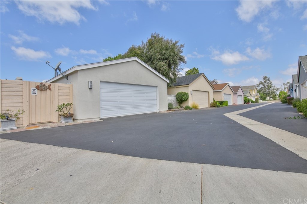 38 Racing Wind Irvine, CA 92614 - Photo 7 of 56 a view of outdoor space yard and front view of a house