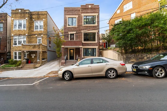 $4,000 | 685 JFK Boulevard East, Unit 2, Weehawken, NJ 07086