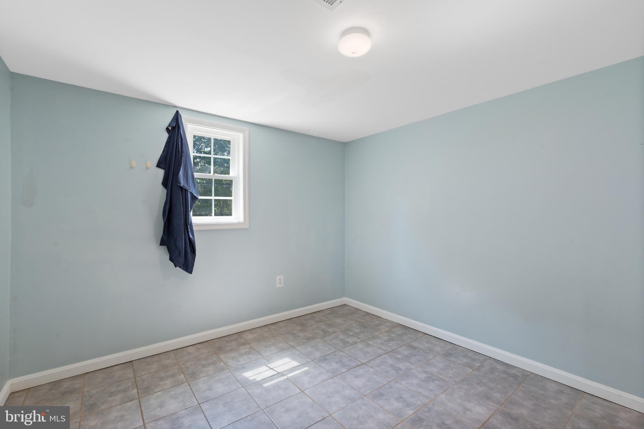 4400 6th Street Baltimore, MD 21225 - Photo 31 of 45 an empty room with windows