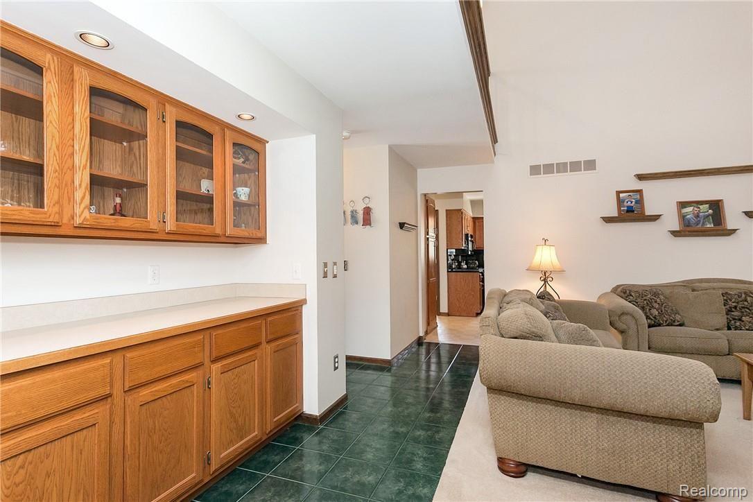 997 Norcross Drive Rochester, MI 48307 - Photo 6 of 45 Norcross-8.jpg