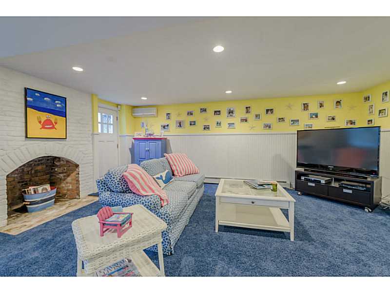 6 Round Hill Road Westerly, RI 02891 - Photo 20 of 25 Den/Family/Great Room.