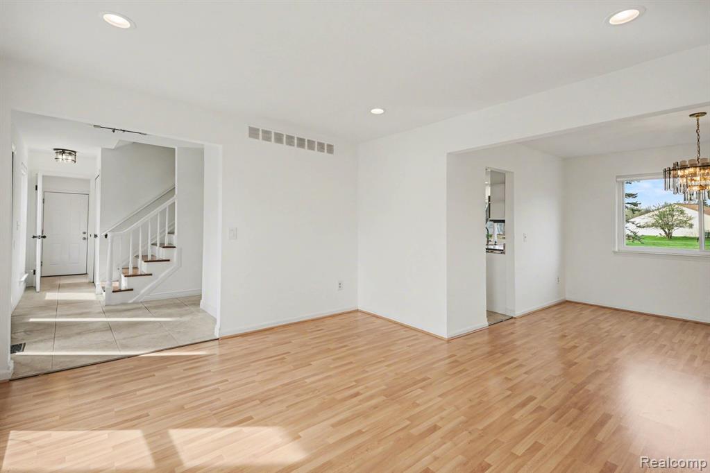 5040 Patrick Road West Bloomfield, MI 48322 - Photo 3 of 30 Gallery Image 3