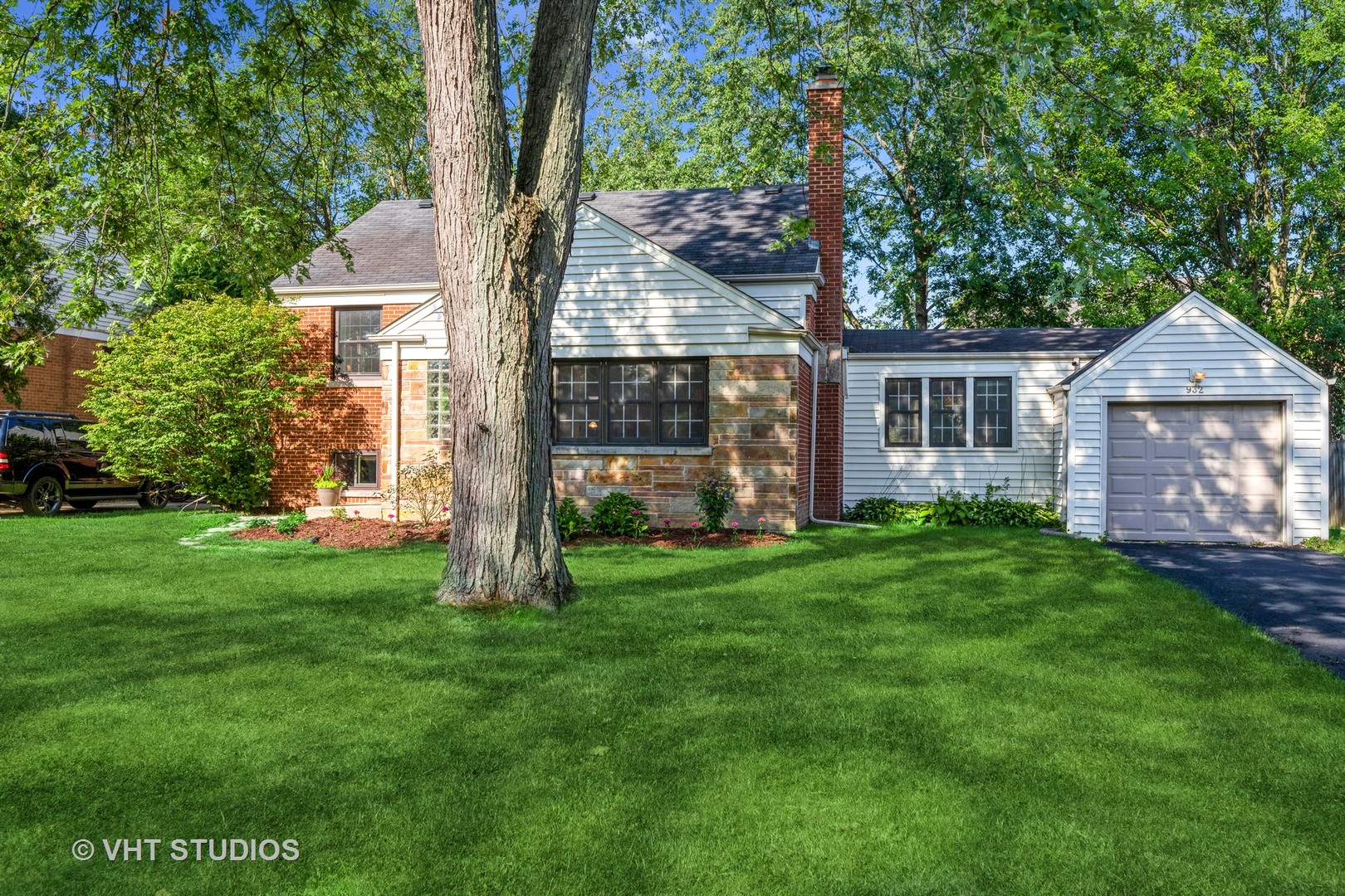 932 Echo Lane Glenview, IL 60025 - Photo 1 of 18 a front view of a house with a garden