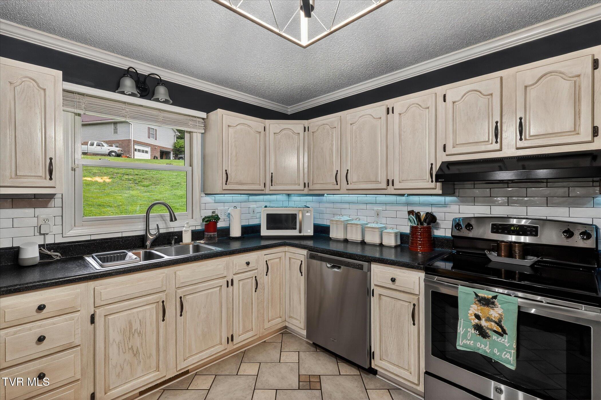 4020 Cooks Inlet Road Kingsport, TN 37664 - Photo 11 of 28 12-4020-Cooks-Inlet-Road-WindowStill
