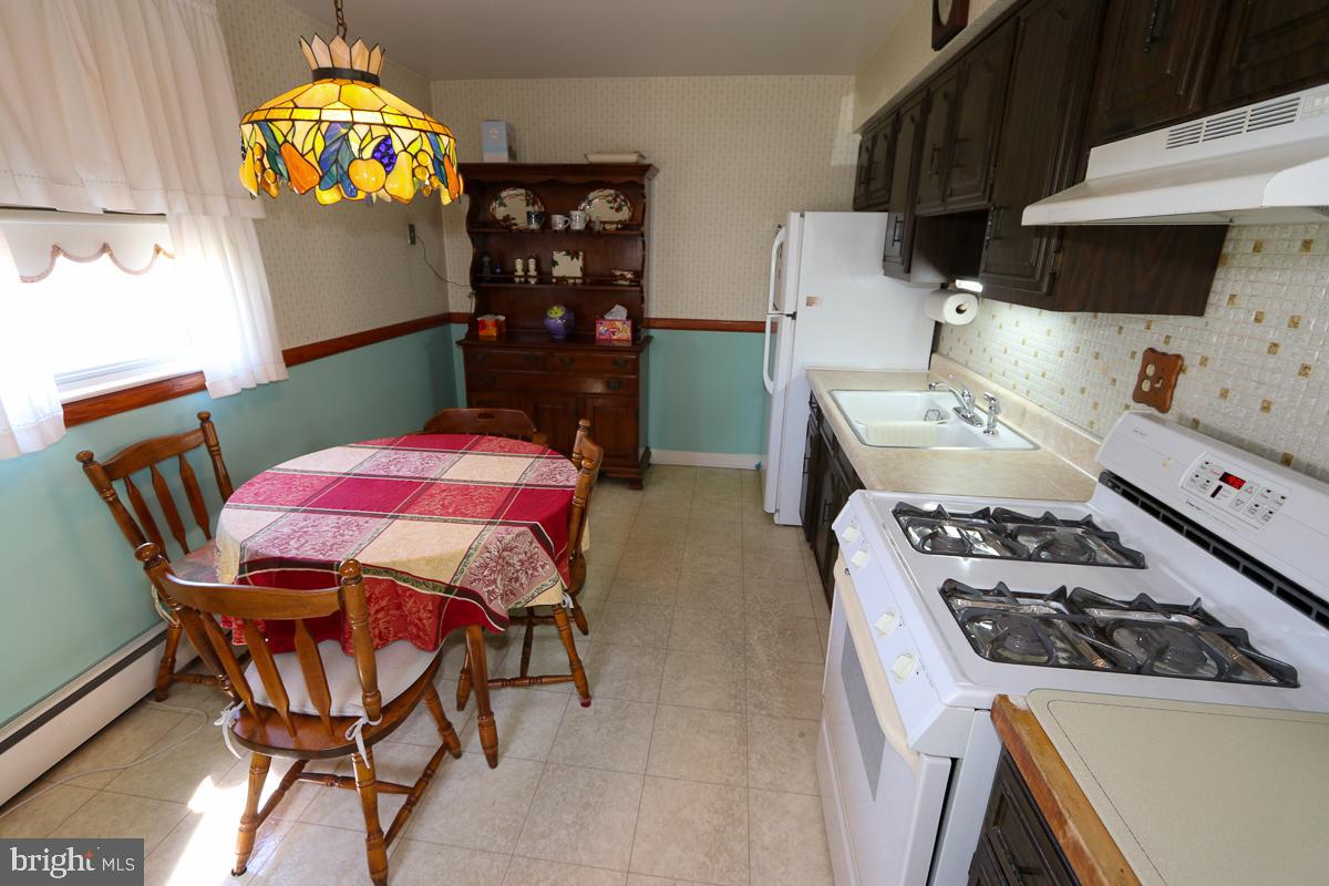 868 Medway Road Philadelphia, PA 19115 - Photo 19 of 56 Eat in kitchen with gas cooking