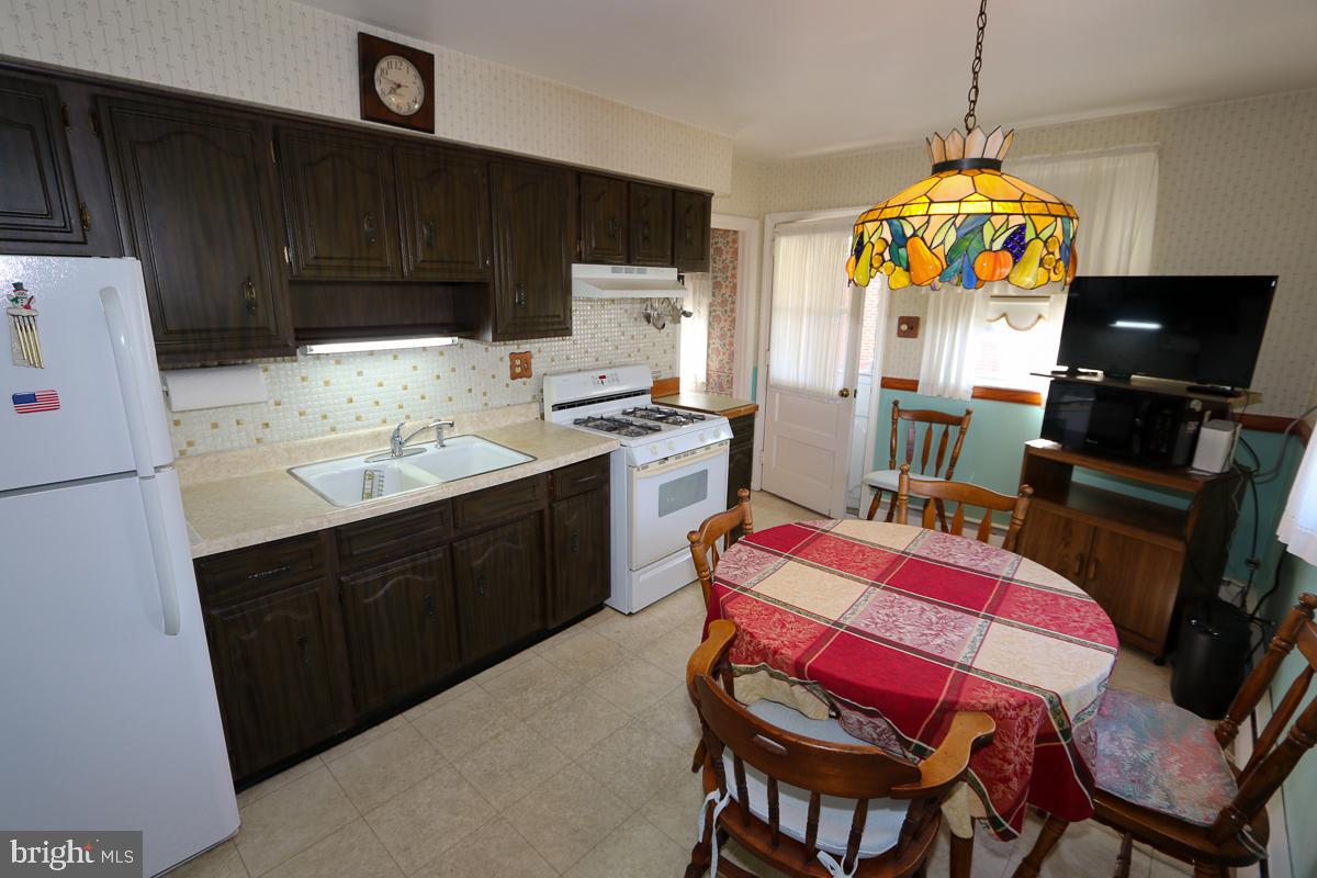 868 Medway Road Philadelphia, PA 19115 - Photo 20 of 56 Kitchen
