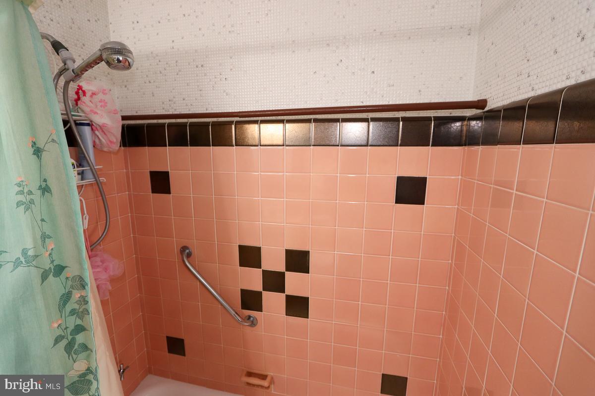 868 Medway Road Philadelphia, PA 19115 - Photo 37 of 56 Hall bath with shower over tub
