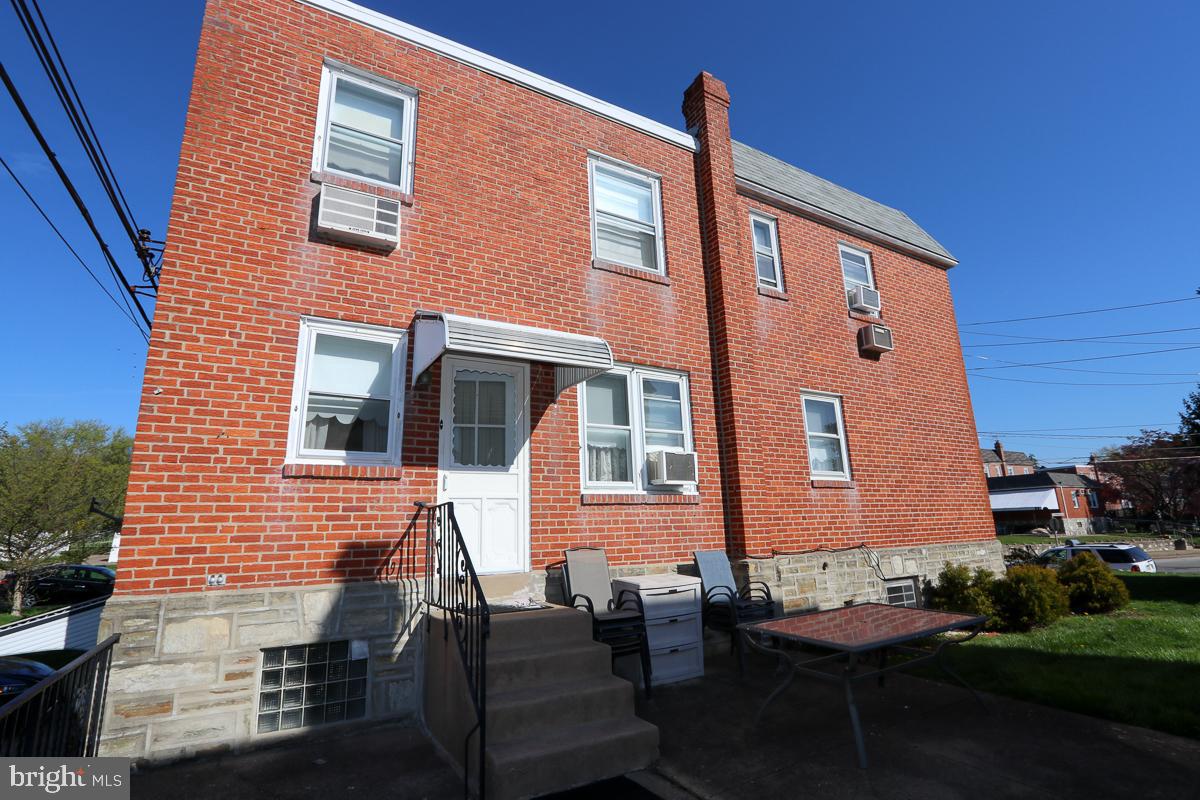 868 Medway Road Philadelphia, PA 19115 - Photo 5 of 56 Exterior side and patio